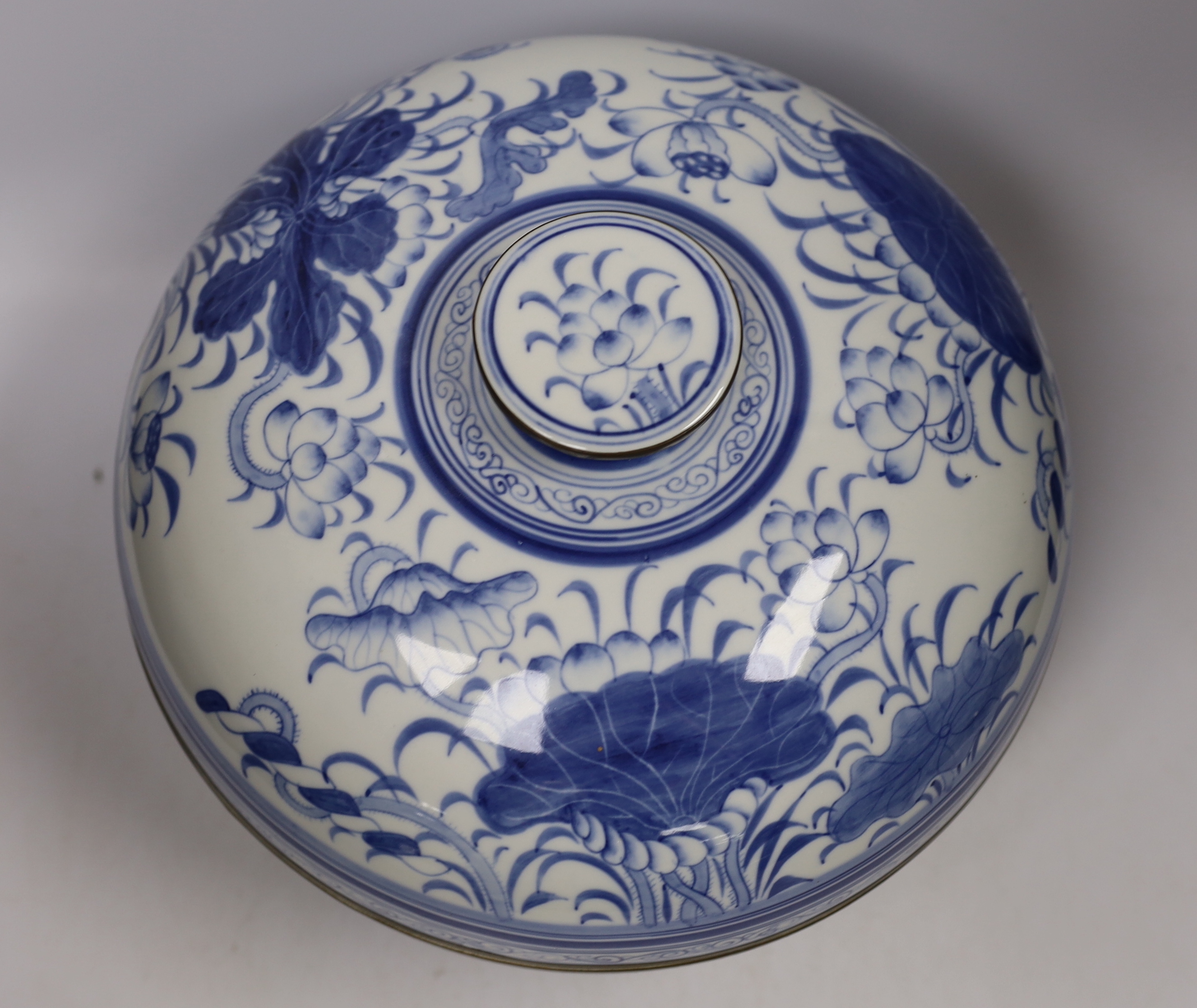 A blue and white Oriental bowl and cover, 29cm diameter